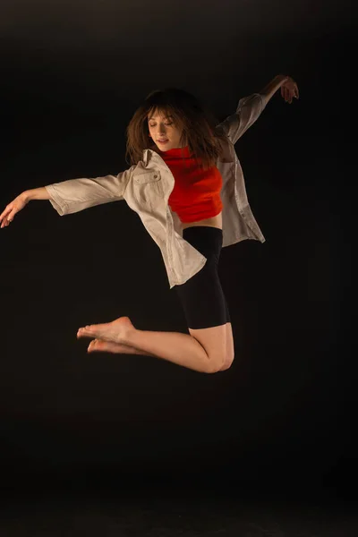 Балерина Виконує Елегантний Стрибок Балету Повітрі — стокове фото