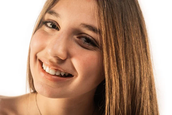 Detail Fotografie Krásné Mladé Ženy Dospívající Modrýma Očima Úsměvem Izolované — Stock fotografie