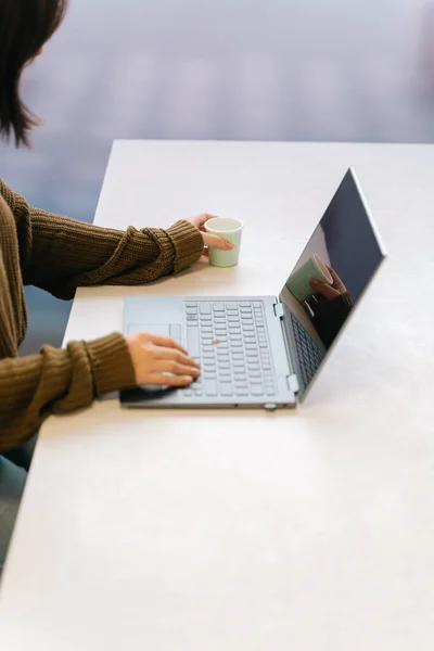 Flickan Jobbar Online Sin Laptop Hon Dricker Sitt Första Kaffe — Stockfoto