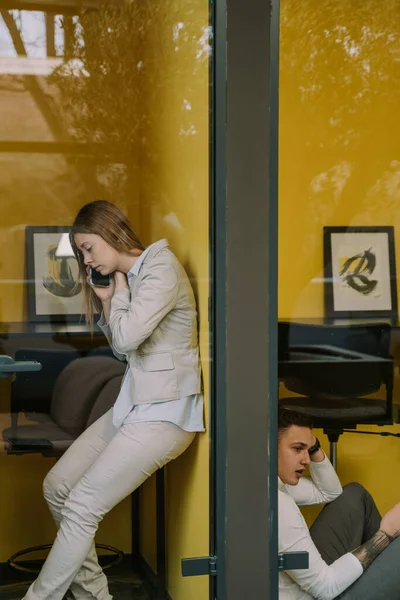 Male Female Coworkers Receiving Bad News While Phone Phone Booths — Fotografia de Stock