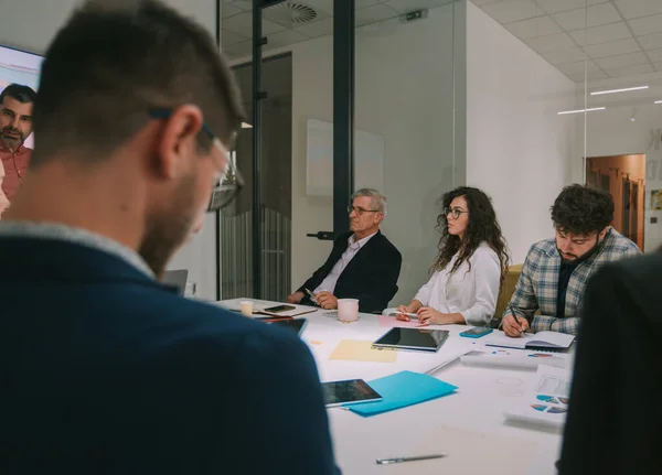 Grupo Empresários Que Tem Uma Reunião Enquanto Senta Mesa Negócios — Fotografia de Stock