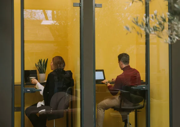 Zwei Geschäftsleute Arbeiten Ihren Laptops Während Sie Den Gelben Räumen — Stockfoto