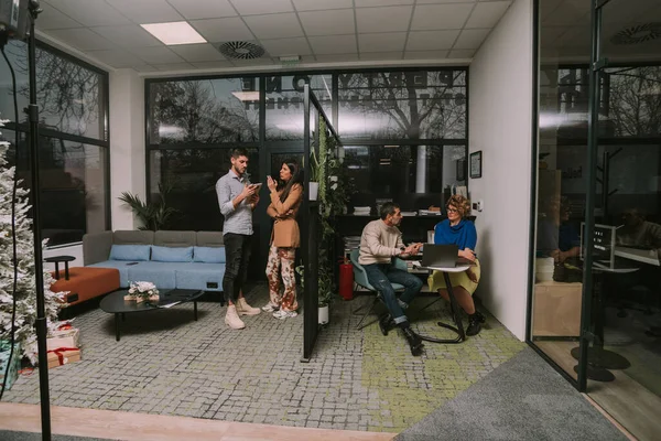 Genç Güzel Bir Çifti Modern Ofiste Çalışırken Günlük Işlerini Yapıyorlar — Stok fotoğraf