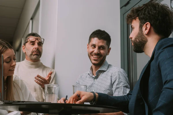 Grupo Intergeracional Sorridente Pessoas Que Divertem Conversando Enquanto Trabalham Juntas — Fotografia de Stock