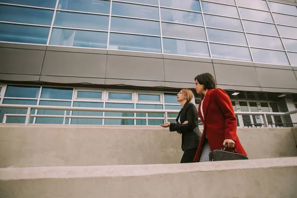 Dos Mujeres Negocios Hablando Mientras Caminan Cerca Del Edificio Ciudad —  Fotos de Stock