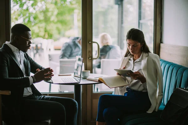 Επιχειρηματικοί Συνεργάτες Που Εργάζονται Ενώ Κάθονται Στο Καφέ Στην Πόλη — Φωτογραφία Αρχείου