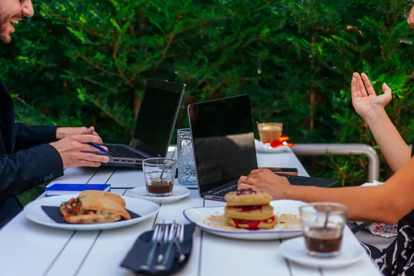 Hombre Negocios Está Almorzando Trabajando Junto Novia —  Fotos de Stock