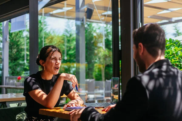 Joven Hombre Negocios Mujer Negocios Sentado Bar Café Teniendo Conversaciones — Foto de Stock