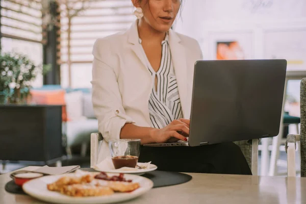 Close Business Woman Working Her Laptop While Sitting Cafe — Stockfoto