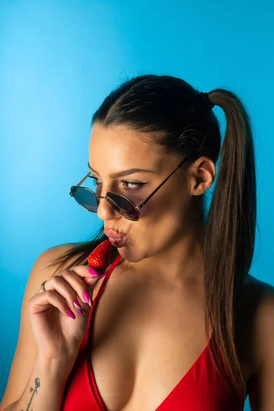 Hübsches Mädchen Küsst Die Erdbeere Der Hand Studio — Stockfoto