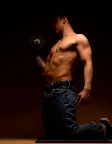 Studio Colpo Shirtless Bodybuilder Possesso Manubri Mostrando Braccia Muscolose — Foto Stock