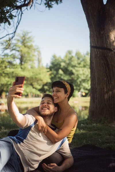 Vackra Par Som Tar Selfie Medan Sitter Parken — Stockfoto