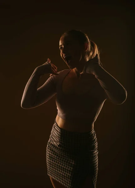 Silhouet Van Een Meisje Dat Domme Gezichten Trekt Terwijl Studio — Stockfoto