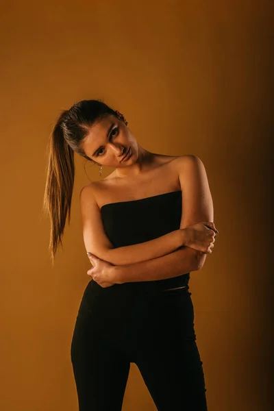 Siyah Elbiseli Seksi Genç Kız Baştan Çıkarıcı Görünüyor — Stok fotoğraf