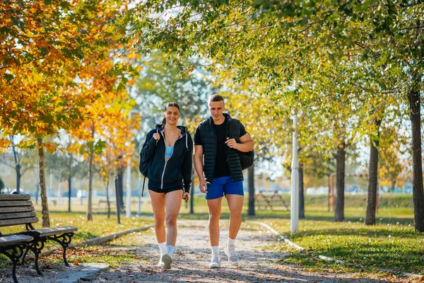Sportliches Paar Das Einem Schönen Sonnigen Tag Park Abhängt Und — Stockfoto