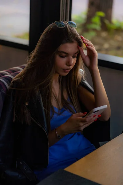 Increíble Hermosa Chica Está Mirando Teléfono Mientras Espera Sus Amigos — Foto de Stock