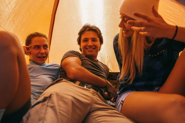 Três Amigos Conversando Enquanto Estavam Deitados Tenda Laranja Montanha — Fotografia de Stock