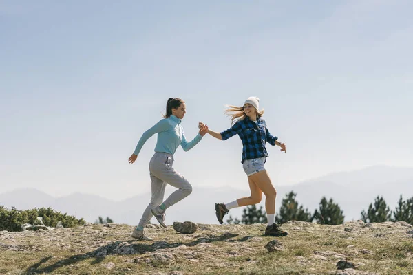 Dos Chicas Increíbles Corriendo Cima Montaña — Foto de Stock