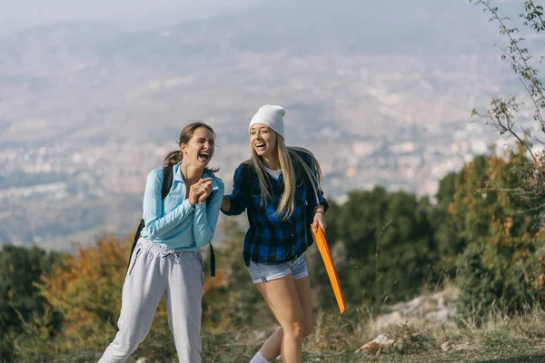 Δύο Κορίτσια Κάνουν Μια Πολύ Διασκεδαστική Συζήτηση Ενώ Κάνουν Πεζοπορία — Φωτογραφία Αρχείου