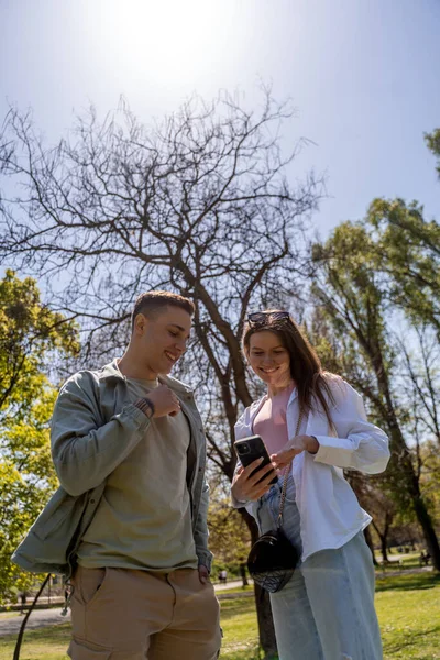 Jovens Millennials Ocupados Telefones Tecnologia Conceito Amizade Estilo Vida Juvenil — Fotografia de Stock