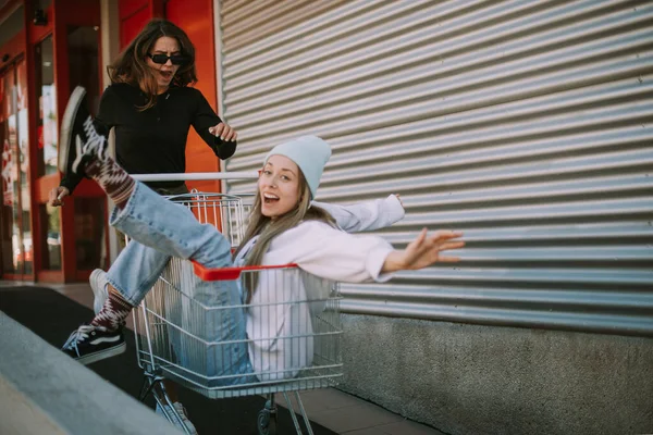 Brunette Meisje Loopt Achter Markt Kar Met Haar Beste Vriend — Stockfoto