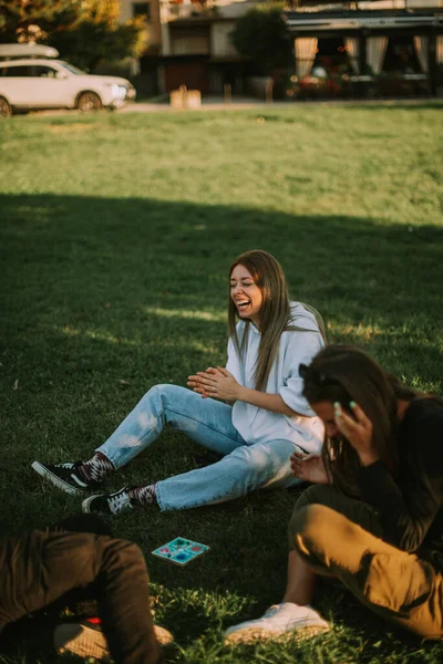 Güzel Sarışın Kız Arkadaşlarıyla Ludo Oynarken Gülüyor — Stok fotoğraf