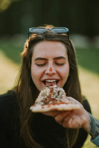 Cue Brünette Mädchen Mit Ketchap Auf Der Nase Pizza Essen — Stockfoto