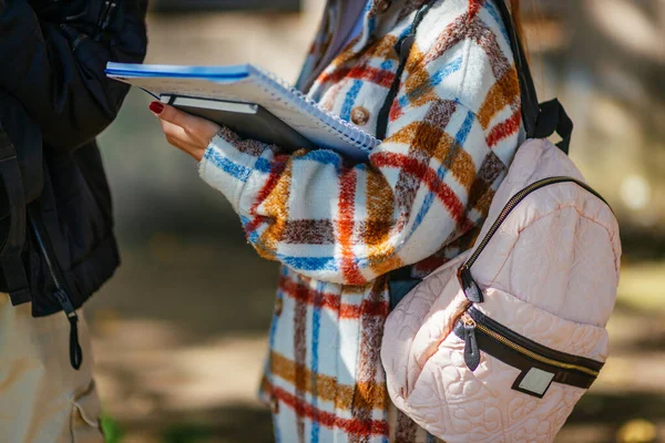 Bir Kız Öğrenci Okul Çantası Taşıyor Elinde Defterleri Tutuyor — Stok fotoğraf