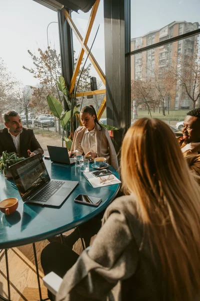 Dört Adamından Oluşan Bir Grup Kafede Otururken Konuşuyor — Stok fotoğraf