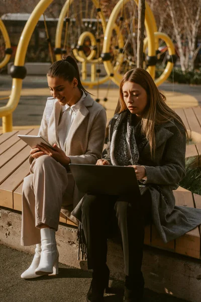 Deux Belles Femmes Affaires Travaillant Sur Leur Ordinateur Portable Tablette — Photo