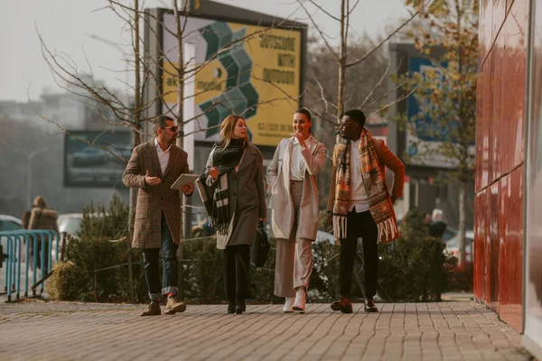 Τέσσερις Επιχειρηματίες Χαμογελούν Ενώ Περπατούν Δίπλα Στο Εμπορικό Κέντρο Και — Φωτογραφία Αρχείου
