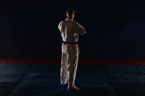 Mladý Karatista Černým Opaskem Stojící Karate Studiu — Stock fotografie
