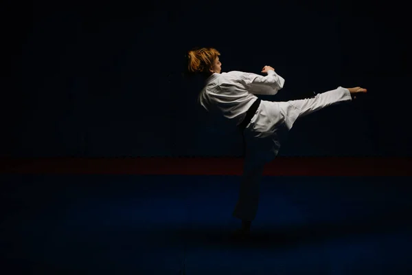 Karate Tini Lány Gyakorolja Mawashi Geri Edzést Karate Stúdióban — Stock Fotó