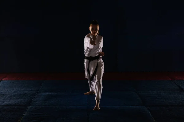 Sylwetka Dobrze Wyglądającej Karatystki Grającej Gyaku Tsuki Studiu Karate — Zdjęcie stockowe