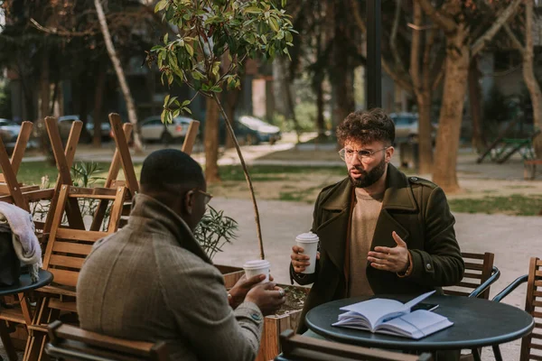 Zwei Multiethnische Geschäftskollegen Unterhalten Sich Beim Ersten Morgenkaffee Ernsthaft Über — Stockfoto