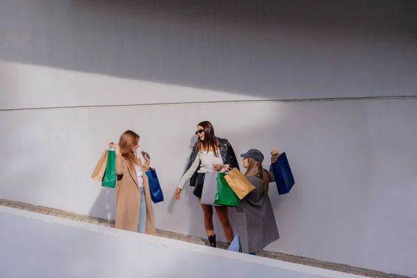 Três Senhoras Sorridentes Felizes Posando Com Seus Sacos Compras Suas — Fotografia de Stock