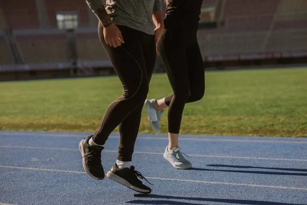 Ein Sportlerpaar Joggt Langsam Auf Der Sportstrecke Stadion — Stockfoto