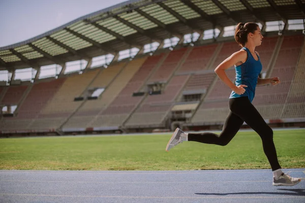 Yaşlarda Çekici Bir Kız Stadyumda Spor Pistinde Koşuyor — Stok fotoğraf