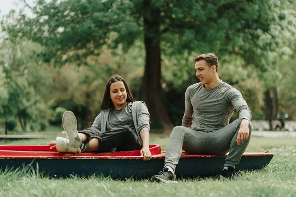 Schönes Paar Sitzt Auf Rotem Kajak Park — Stockfoto
