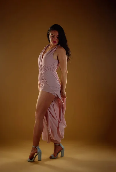 Menina Sexy Forte Posando Estúdio Vestido Rosa Saltos Altos Ela — Fotografia de Stock