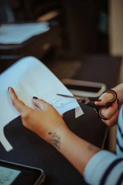Stüdyoda Bir Arabanın Tasarımını Kesen Dövme Sanatçısına Yakın Plan — Stok fotoğraf