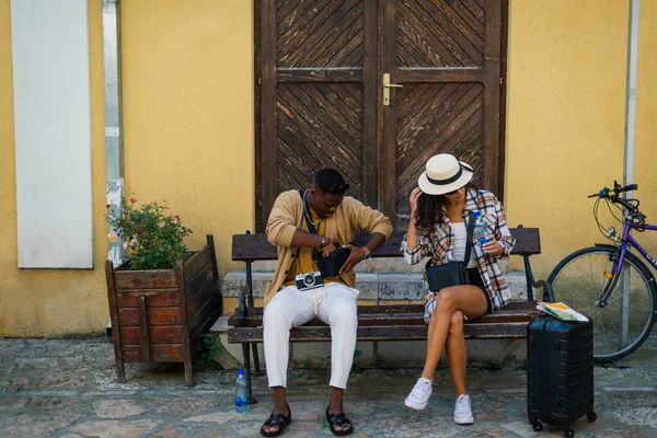 Jovem Turista Está Verificando Sua Bolsa Enquanto Sua Amiga Está — Fotografia de Stock