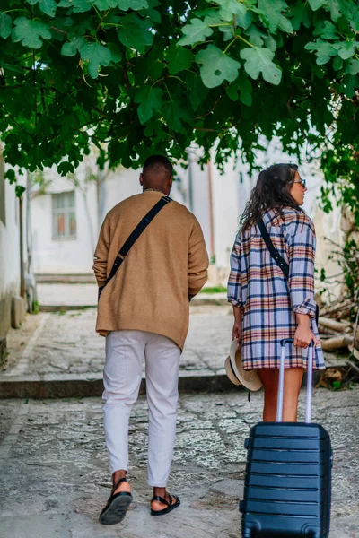 年轻的多种族夫妇正在参观一个古老的城镇 他们正穿过一条小巷 — 图库照片