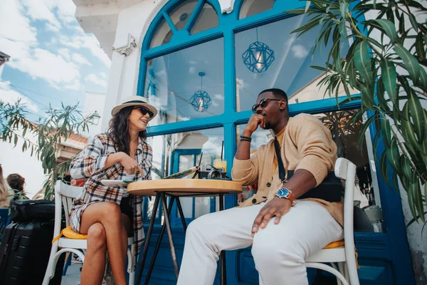 Piękna Para Turystów Rozmawia Siedząc Kawiarni — Zdjęcie stockowe