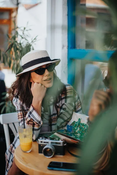 Gyönyörű Turista Lány Beszél Barátjával Miközben Kávézóban — Stock Fotó