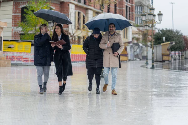 Cuatro Personas Negocios Increíbles Hermosas Están Caminando Juntos Bajo Lluvia — Foto de Stock