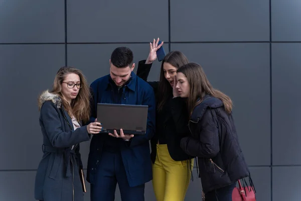 Группа Молодых Бизнесменов Смотрит Ноутбук Удивляется — стоковое фото