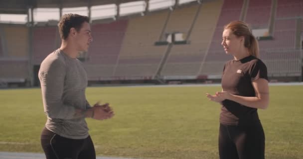 Troje Młodych Ludzi Przygotowuje Się Ćwiczeń Stadionie Rozgrzewając Koncepcję — Wideo stockowe