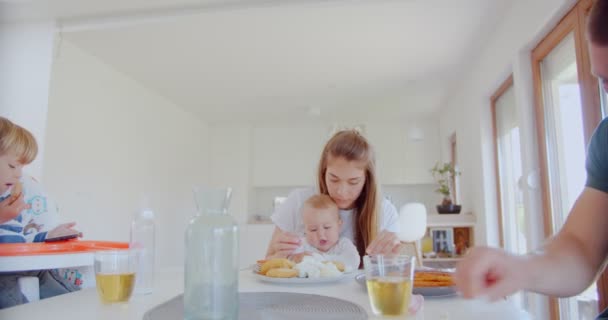 Vacker Familj Med Fyra Sittande Vid Matbordet Och Äta Lunch — Stockvideo