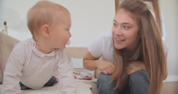 Bambino Che Comunica Canta Con Sua Madre — Video Stock